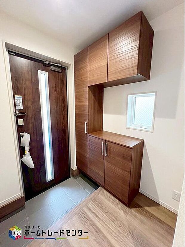 【玄関】清潔感のある玄関スペースに、たっぷり収納の下駄箱を完備♪窓付きの玄関でパッと明るく！飾り棚付きなのでお好みのインテリアで玄関から飾り付けができます♪