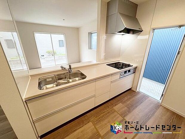 【キッチン】窓付きで明るく爽やかなキッチンスペース。キッチン下の収納に加えて、床下収納と豊富な収納力もございます♪勝手口が、いろいろ使えて便利です♪