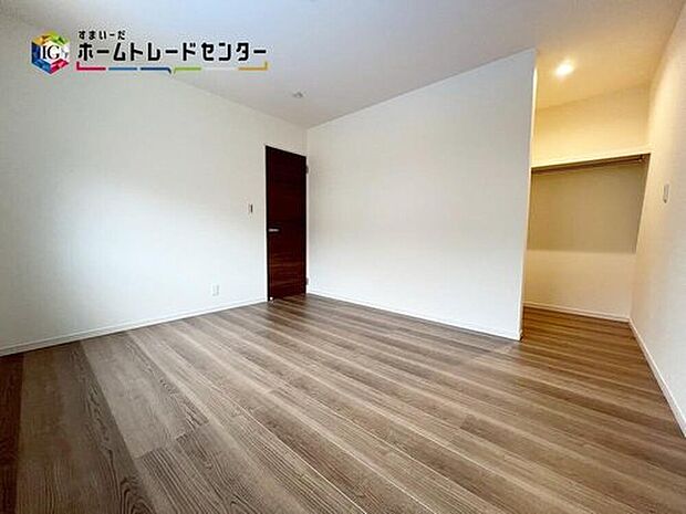 【リビング以外の居室】2面採光を確保した明るい室内は、風通しも良く、大変居心地の良い空間となっております。爽やかな風を感じて起きる朝は、快適生活の始まりに♪