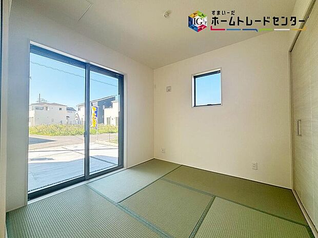 【【洋風和室】】リビング隣には、ホッとできる「和室」を用意♪お子様のお昼寝スペースや書斎としてなど、いろいろとお使い頂けます♪