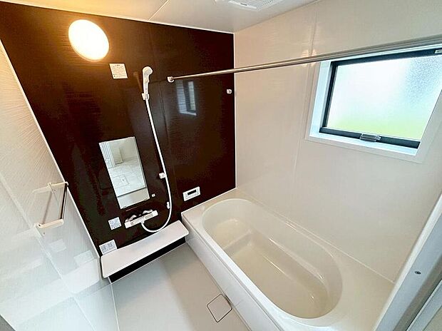 【【浴室】】毎日の疲れを癒す浴室は１坪タイプです。足を伸ばしてゆっくりとくつろげます。
窓付きのバスルームは、明るく換気環境も良好。日中の入浴も気持ちよくお使い頂けそうです♪（3号棟）