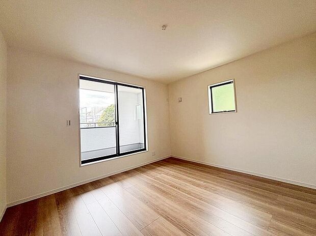 【【居室】】ご家族が集う空間と、個の時間を大切にする居室をしっかり分け合えるプラン。窓が大きく常に明るい洋室！日中の電気使用がないので、家計にも助かります！（3号棟）