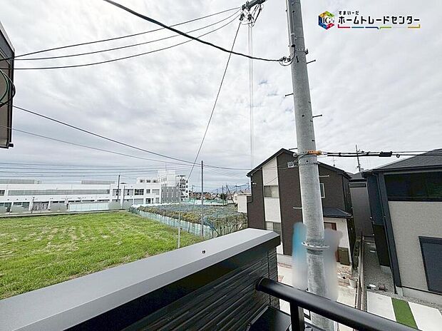 【【住戸からの眺望写真】】開放感いっぱいの眺望と共に光と風を享受するバルコニー♪天体望遠鏡を置いて星空の観察、大きく広がる青空を眺めながら日光浴など、プライバシーを守りながら豊かな時を過ごせます♪