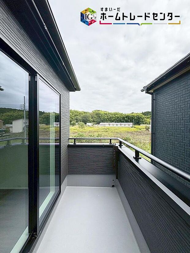 【【バルコニー】】こちらのバルコニーは道路に面していないです♪人目を気にせず洗濯物を外干しできます♪排気ガスを気にする心配なし♪観葉植物を置いたり、ハーブを育てたり、ガーデンニングを楽しむスペースも♪