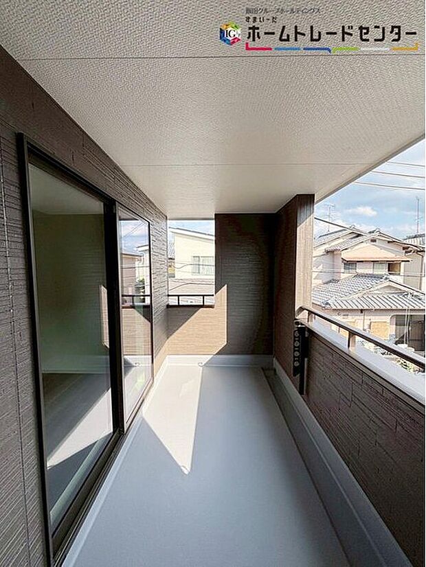 【【インナーバルコニー】】インナーバルコニーでは布団やかさばる洋服などもしっかり干すことができますね。急な雨でも安心です。

