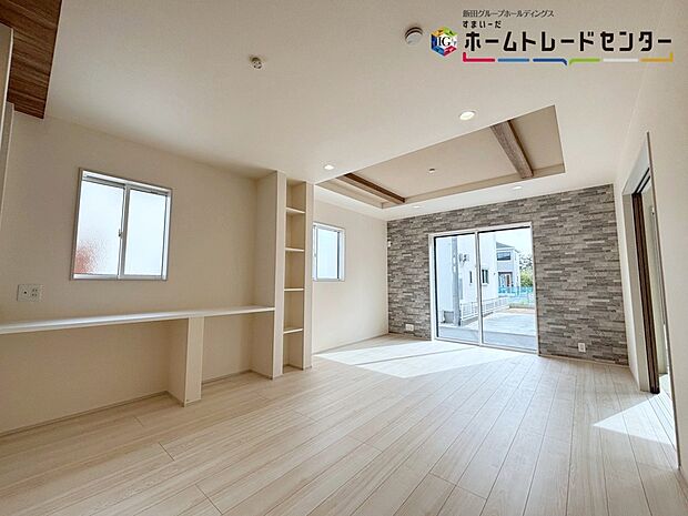 【リビング】【リビング】
陽光あふれる明るい空間です。居心地良く、ご家族皆がゆったり寛げる憩いの空間となりそうです。ご家族の会話も弾み、遅くまでおしゃべりが続いてしまいそう♪