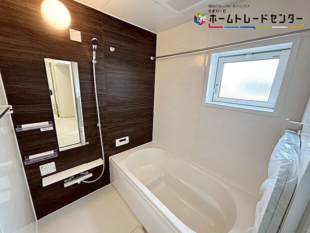 【浴室】【浴室】
一日の疲れを癒す場として、ゆったりと足を伸ばしてくつろげる綺麗で清潔感のある色味の浴室。窓付きのバスルームは、採光もあり明るく気持ちの良い空間です。窓があることで、換気環境も良好です♪