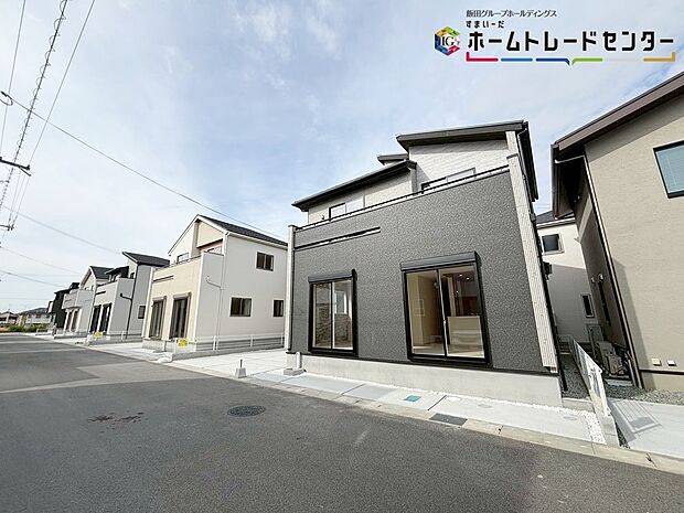 【前面道路含む外観写真】資料送付・ご見学即対応！建物建築中ですが、同メーカー同等仕様、似ている間取りの建物室内をご案内可能です。ご不明点等、スタッフがしっかりと説明させていただきますので、安心して現地をご覧