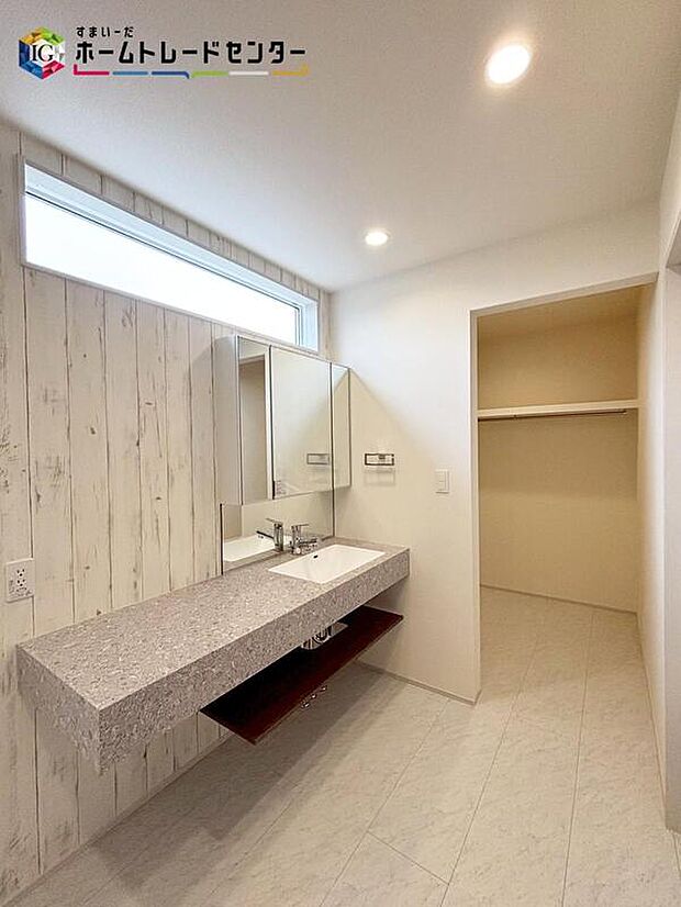 【【洗面所】】白を基調とした爽やかなサニタリースペース♪清潔感のある快適空間です♪毎日の身支度に気持ち良くお使い頂けます♪奥の棚付きのスペースは、ファミリークローゼットとしても重宝しそうです♪