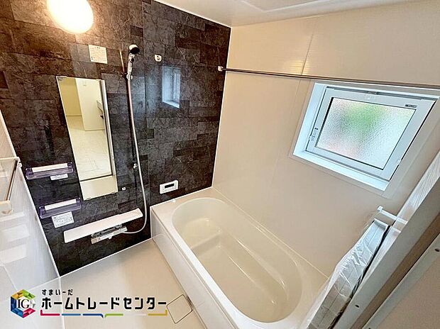 【【浴室】】毎日の疲れを癒す浴室は１坪タイプです♪足を伸ばしてゆっくりとくつろげます♪窓付きのバスルームは、明るく換気環境も良好♪日中の入浴も気持ちよくお使い頂けそうです♪