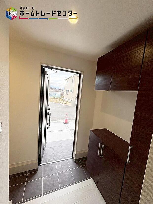 【玄関】清潔感のある玄関スペースに、たっぷり収納の下駄箱を完備♪窓付きの玄関でパッと明るく!飾り棚付きなのでお好みのインテリアで玄関から飾り付けができます♪