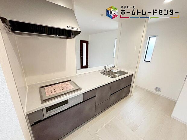 【キッチン】窓付きで明るく爽やかなキッチンスペース。キッチン下の収納に加えて、床下収納と豊富な収納力もございます。見栄えもよく、いつでもすっきりとお使い頂けそうです♪