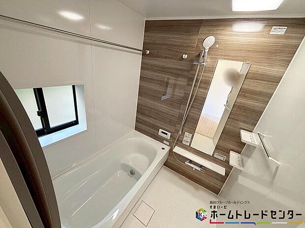 【浴室】毎日の疲れを癒す浴室は１坪タイプです。足を伸ばしてゆっくりとくつろげます。
窓付きのバスルームは、明るく換気環境も良好。日中の入浴も気持ちよくお使い頂けそうです。