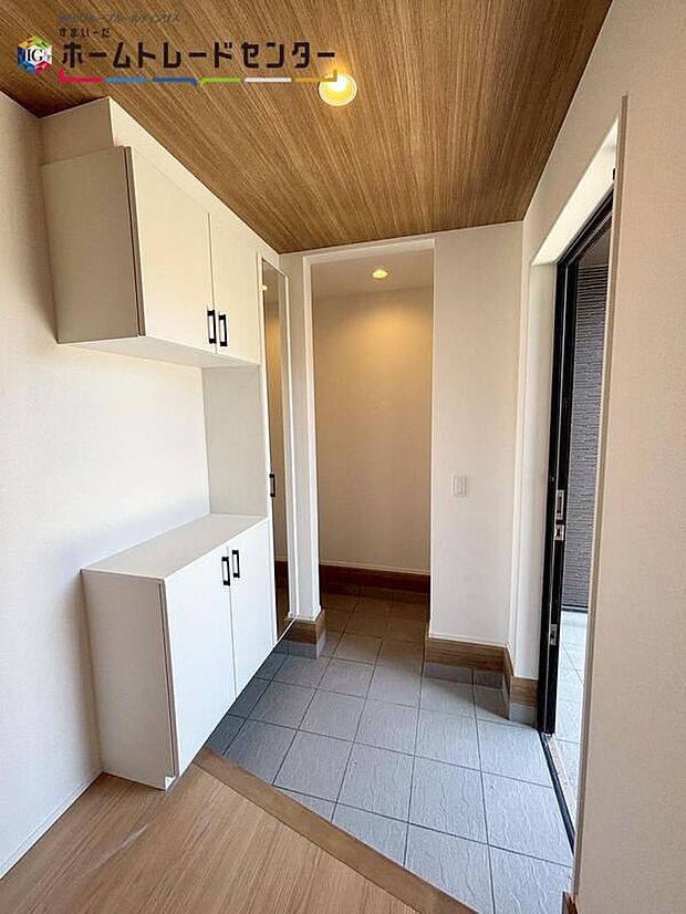 【玄関】玄関にはコの字型の玄関収納と多くの靴やレジャー用品を収納できるシューズインクロークを設けております。いつもすっきりと整頓された玄関ホールに。