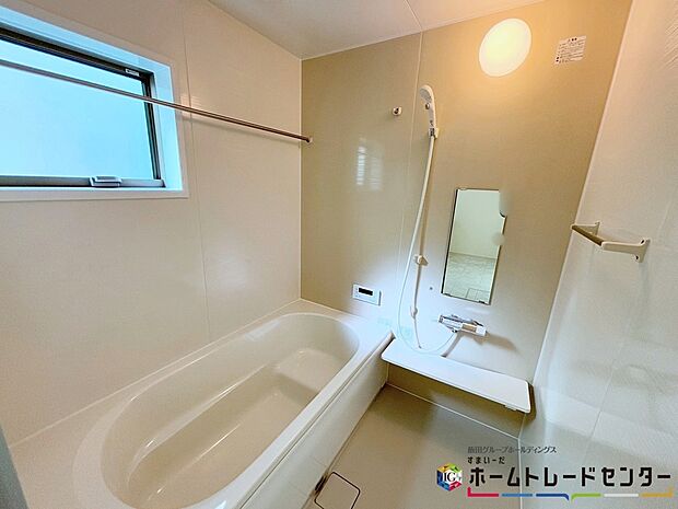 【浴室】毎日の疲れを癒す浴室は１坪タイプです。足を伸ばしてゆっくりとくつろげます。
窓付きのバスルームは、明るく換気環境も良好。日中の入浴も気持ちよくお使い頂けそうです。