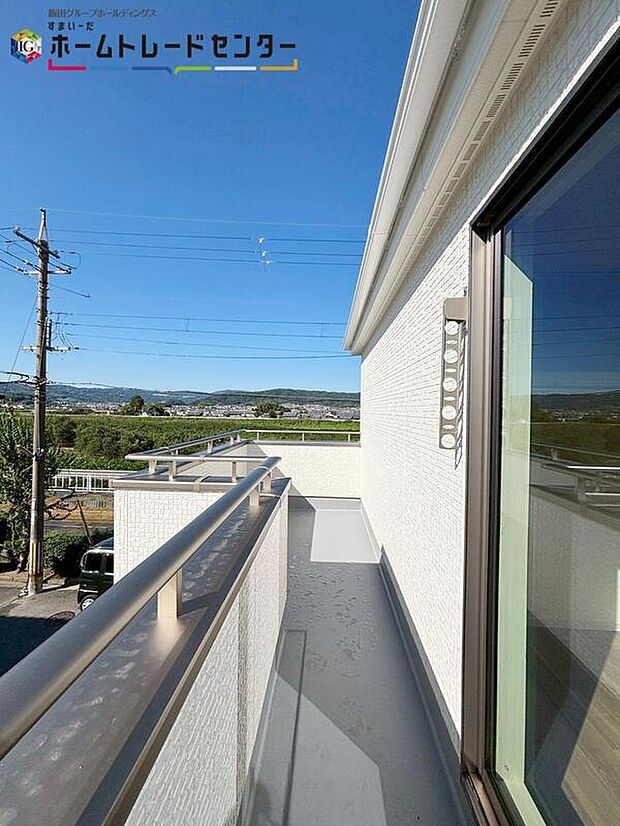 【バルコニー】広々としたバルコニーならシーツなど大きな洗濯物もらくらく干せます。観葉植物を置いたり、料理に使えるハーブを育てたり、ガーデンニングを楽しむスペースも十分。