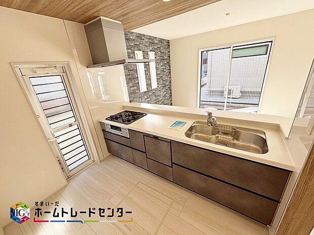 【キッチン】対面式キッチンですので、お食事の準備をしながらご家族との会話を楽しめます♪お料理をしながら「今日どんなことがあったの？」も楽しみの一つです♪