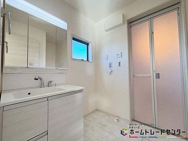 【【洗面台・洗面所】】白を基調とした爽やかなサニタリースペース。清潔感のある快適空間です。毎日の身支度も気持ち良くお使い頂けます。