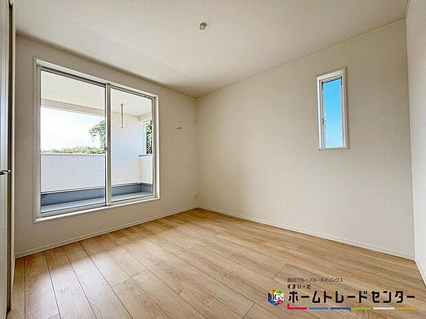 【リビング以外の居室】穏やかな光が差し込む室内には、穏やかな時間が流れます。休日には、落ち着いた空間で自分の趣味を楽しむのはいかがですか。