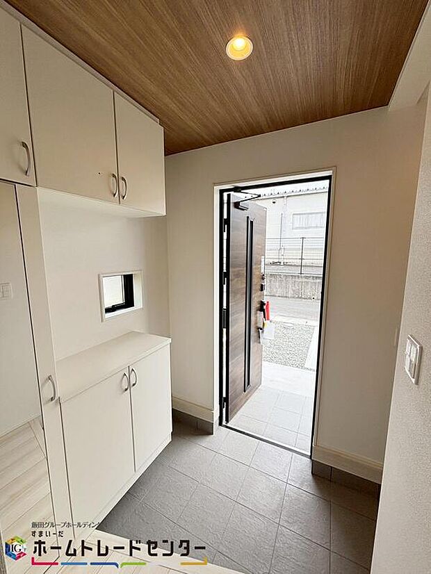 【【玄関】】ガラススリットの入った玄関ドアは室内に光を届けてくれる大事な存在です☆ウッドテイストの玄関ドアがお洒落です。