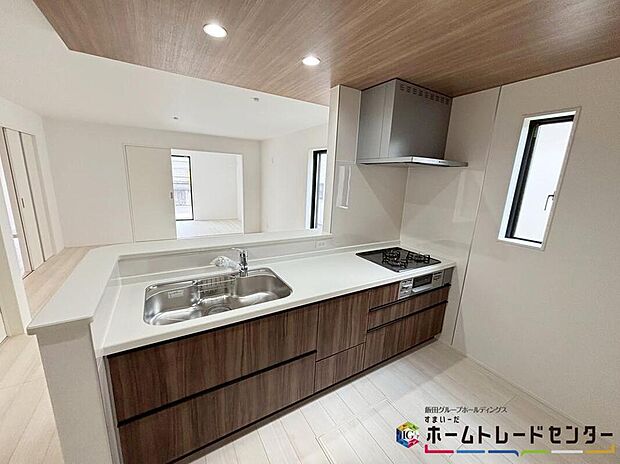 【【キッチン】】収納力豊富な爽やかなシステムキッチンを用意しております。床下収納もございますので、キッチンスペースをいつでもすっきりとお使い頂けそうです。