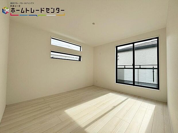 【【居室】】穏やかな光が差し込む室内には、穏やかな時間が流れます。休日には、落ち着いた空間で自分の趣味を楽しむのはいかがですか。