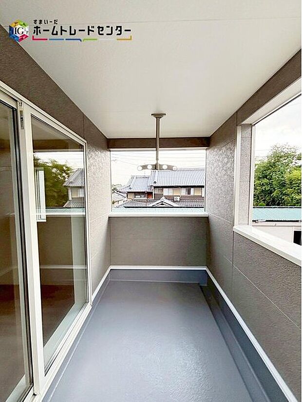 【【バルコニー】】十分な広さのバルコニーがございます!リモートワークの休憩時間に、ちょっと外の風にあたってリフレッシュしませんか?