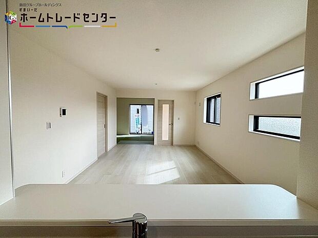 【キッチン】ママさんに人気のある対面式キッチン♪お食事の準備をしながらご家族との会話を楽しめます。リビングにいるご家族の様子が一目で分かるので、小さいお子様がいても安心です。