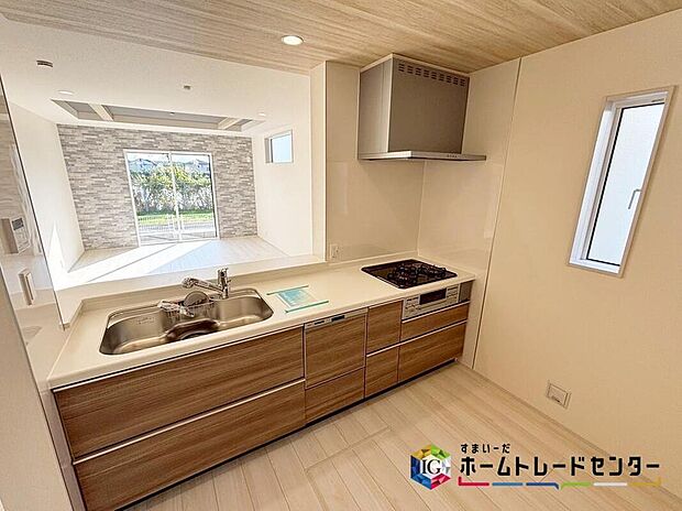 【キッチン】対面式キッチンからは、リビングにいるご家族の様子が一目で分かります。小さいお子様がいても安心です。