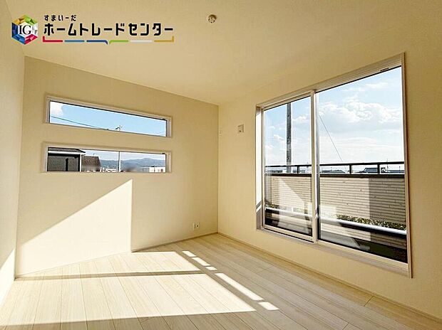 【リビング以外の居室】心地良い風を感じられる全居室２面採光！風通しがよく効果的に空気の入れ替えができます。充分な広さの収納を備え、採光良好な洋室は、快適空間。