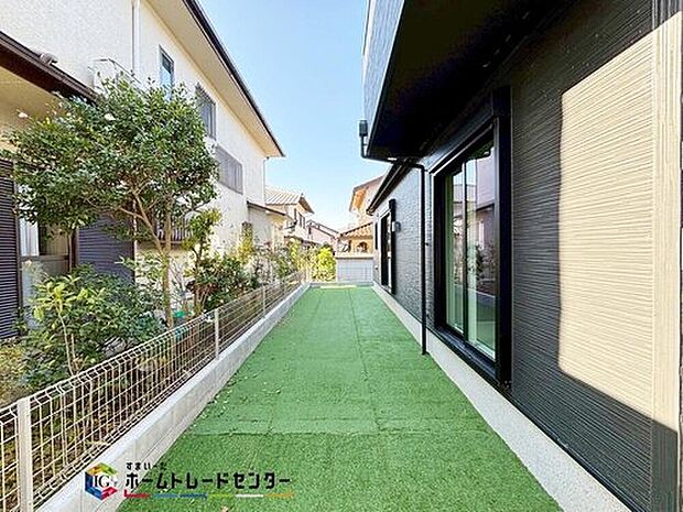 【【南側の庭】】陽光たっぷり降りそそぐ南庭を備えた理想のお住まいです。お子様の遊び場や趣味のガーデニングなど、ライフスタイルに合わせていろいろとお楽しみ頂けそうです。