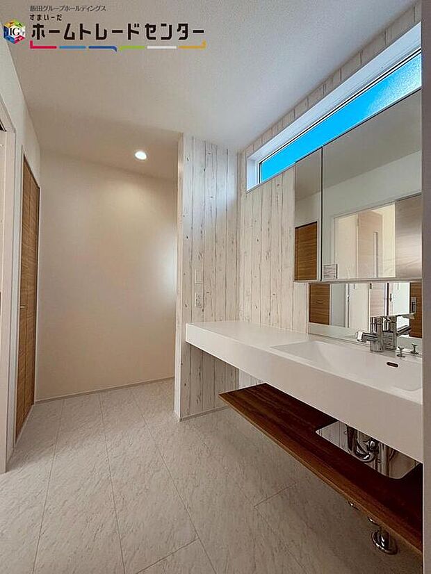 【洗面台・洗面所】白を基調とした爽やかなサニタリースペース。清潔感のある快適空間です。毎日の身支度も気持ち良くお使い頂けます。