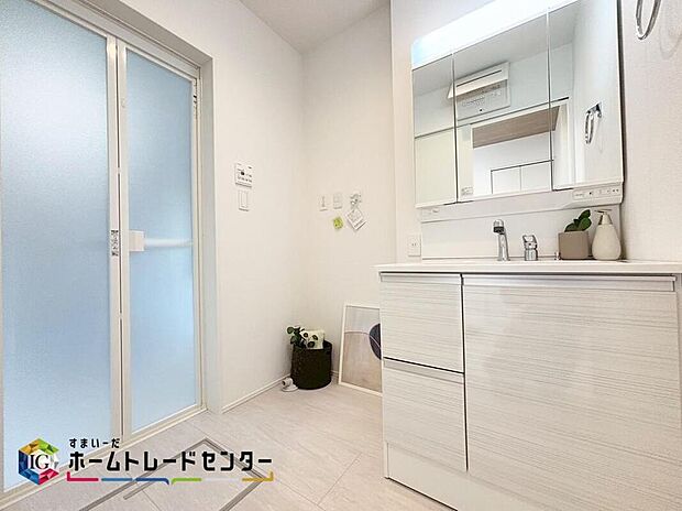 【【洗面所】】白を基調とした爽やかなサニタリースペース♪清潔感のある快適空間です♪毎日の身支度も気持ち良くお使い頂けます♪