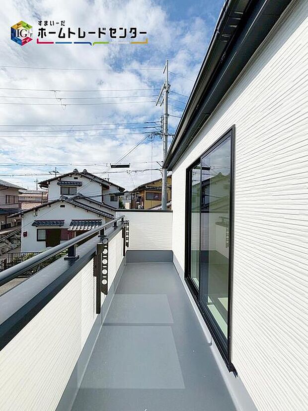 【【バルコニー】】広々としたバルコニーならシーツなど大きな洗濯物もらくらく干せます♪観葉植物を置いたり、料理に使えるハーブを育てたり、ガーデンニングを楽しむスペースも十分♪