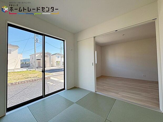 【リビング以外の居室】リビング隣には日当たり良好の和室付きです。間仕切りを開ければリビングと繋がり開放感が出ます。