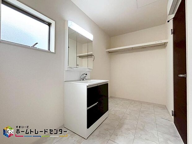 【洗面台・洗面所】広々とした清潔感のある爽やかなサニタリースペース。毎日の身支度も気持ち良くお使い頂けます。鏡の裏にも収納がございますので、歯ブラシや化粧品などの小物類もすっきり収納できます♪