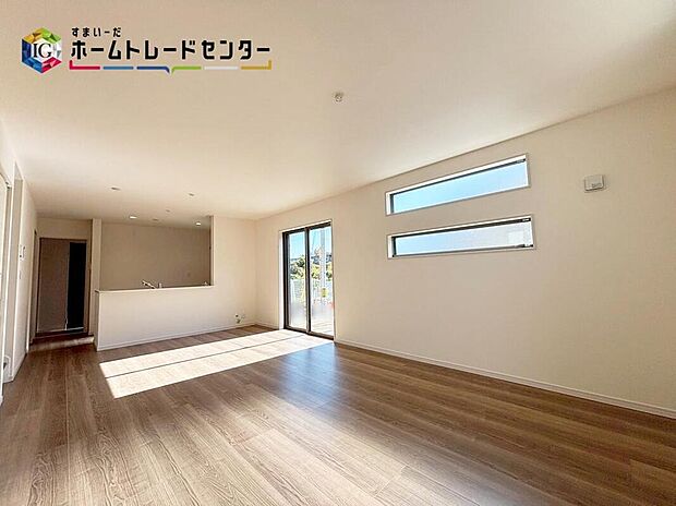 【リビング】広々とした開放感あふれるリビングです。ゆったり寛げる充分な広さがございますので、ご家族でインテリアのレイアウトを考えるのも楽しみになりそうです♪