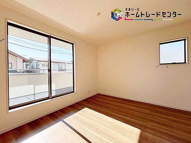 【リビング以外の居室】大きな窓からたっぷりと光を取り込める明るい室内は、風通しも良く、大変居心地の良い空間となっております。爽やかな風を感じて起きる朝は、快適生活の始まりに！