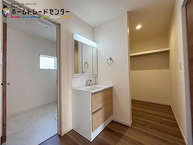 【洗面台・洗面所】白を基調とした爽やかなサニタリースペース。清潔感のある快適空間です。毎日の身支度も気持ち良くお使い頂けます。