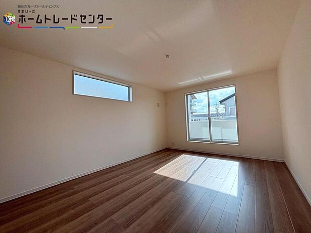 【リビング以外の居室】明るめのフローリングですので、壁紙ともマッチし、お部屋を更に広く見せてくれる効果も。