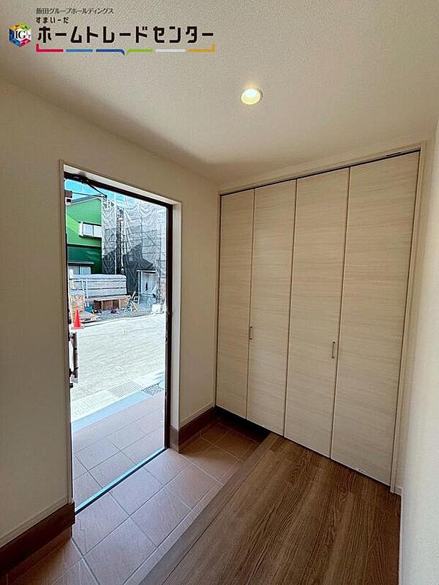 【玄関】※3号棟
玄関にはたっぷり収納の下駄箱を完備。お客様を迎える玄関をいつもスッキリさせられます♪