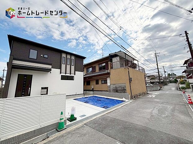 【前面道路含む現地写真】一戸建ての大きなメリットは、「自分の土地」を自由に使えること♪好きなペットが飼えるほか、ガーデニングやＤＩＹ、車やバイクの手入れなど様々な趣味を楽しめます♪