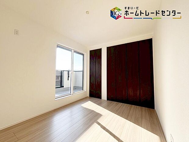 【【居室】】バルコニーに面した主寝室には、大きな窓を用意しております。暖かい日差し差し込む快適空間となっております。