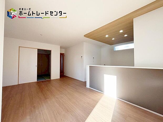 【【リビング】】リビング隣には日当たり良好の和室つきです。間仕切りを開ければリビングと繋がり開放感が出ます！
さまざまな設備や間取り、住み心地を現地で確認しよう。