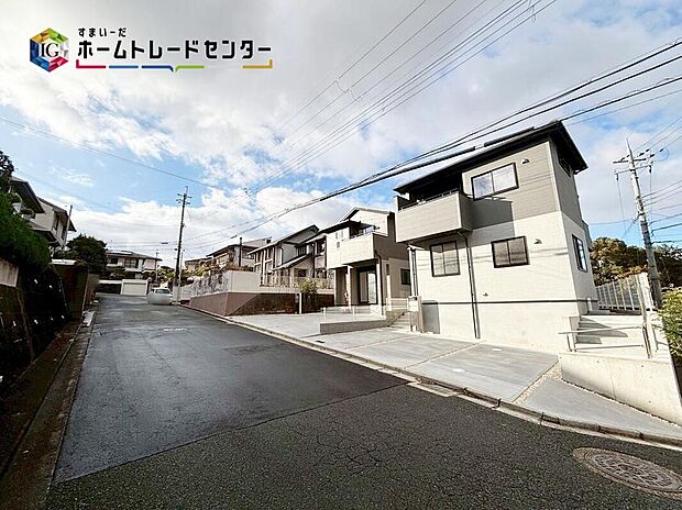 【【前面道路含む現地写真】※2号棟】一戸建ての大きなメリットは、「自分の土地」を自由に使えること♪好きなペットが飼えるほか、ガーデニングやＤＩＹ、車やバイクの手入れなど様々な趣味を楽しめます♪