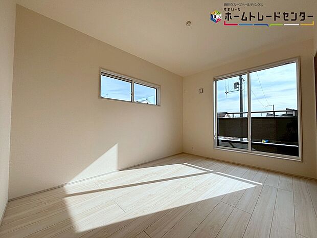 【リビング以外の居室】お庭に直結のお部屋。南向きのお部屋なのでお日様の光をたっぷり取り込んで目覚めのいい朝を迎えられること間違いなしです。