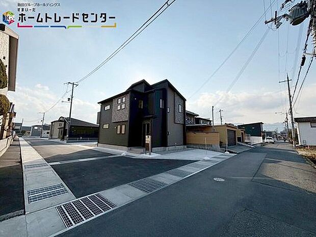 【 前面道路含む現地写真】※1号棟
資料送付・ご見学即対応！建物完成しておりますので、室内ご内覧いただけます♪ご不明点等、スタッフがしっかりと説明させていただきますので、安心して現地をご覧ください♪
