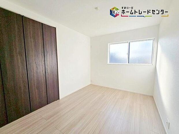 【リビング以外の居室】充分な広さの収納を備え、採光良好な洋室は、快適空間。プライベートの時間もゆったりお寛ぎ頂けそうです♪