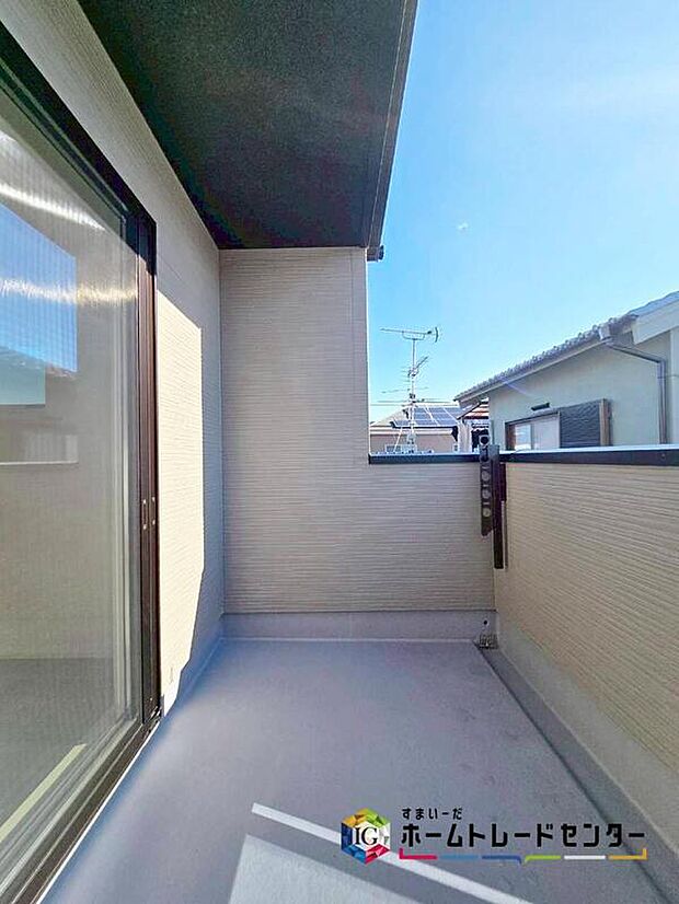 【バルコニー】広々としたバルコニーならシーツなど大きな洗濯物もらくらく干せます。観葉植物を置いたり、料理に使えるハーブを育てたり、ガーデンニングを楽しむスペースも十分。