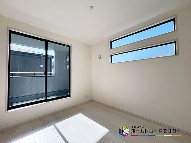 【リビング以外の居室】洋室は日当たり良好♪2面採光でたっぷりお日様を取り込めます♪明るめのフローリングですので、壁紙ともマッチし、お部屋を更に広く見せてくれる効果も♪